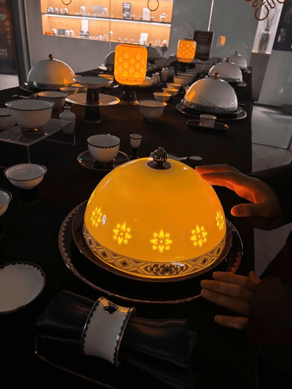 More than just tableware, high-end ceramic 'dining sets' with exquisite designs and luxurious gold-plated details are a statement of aesthetic taste and modern lifestyle.