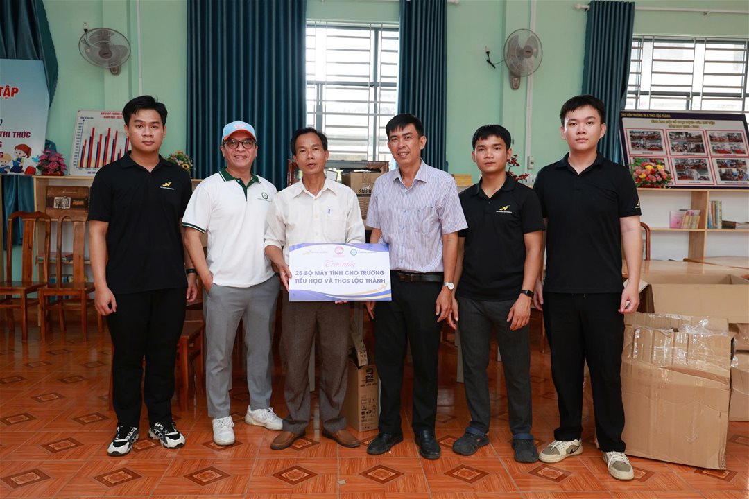 Đường xa thì mặc đường xa LHU mang cả “lớp học số” đến Biên giới