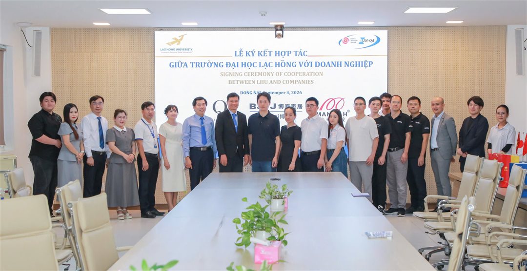 Đại diện Trường Đại học Lạc Hồng và các doanh nghiệp chụp ảnh lưu niệm tại Lễ ký kết hợp tác 
